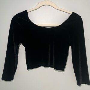 A black long sleeves cropped lether top.